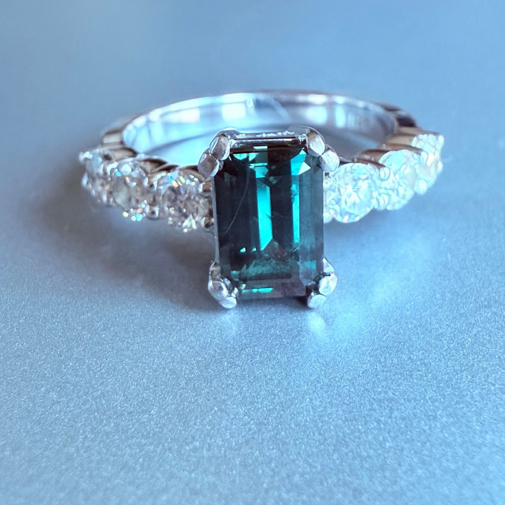 Estate 18K White Gold Color Change Alexandrite & Diamond Channel Set Ring